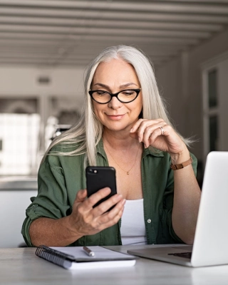 Aeltere Frau ist am Laptop und uebt sich im Online-Banking. Dank dem Kurs zum E-Banking der Urner Kantonalbank weiss sie, wie das geht.